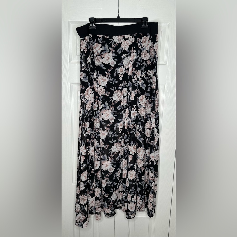 Torrid - Size 2 - Black Maxi Skirt with Blush Floral Print and built-in shorts